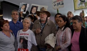 Javier Sicilia, dirigente del Movimiento por la Paz, durante la reunión con senadores para tratar el dictamen sobre la Ley General de Víctimas (Cuartoscuro).
